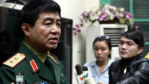 Trung tướng Võ Văn Tuấn thông báo với báo chí việc Việt Nam ngừng tìm kiếm máy bay mất tích.