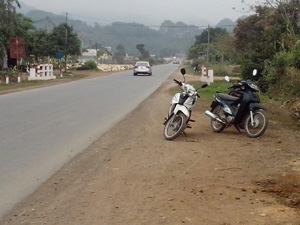 Nhiều người ở xóm Rụ 6, xã Mông Hóa (Kỳ Sơn) để xe máy ngay cạnh đường.
