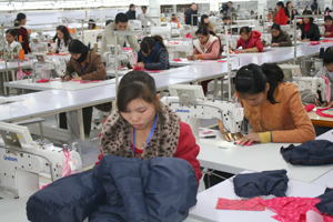 Người lao động Công ty TNHH GGS 100% vốn Hàn Quốc KCN bờ trái sông Đà (thành phố Hòa Bình) được quan tâm đào tạo nâng cao tay nghề, yên tâm sản xuất.