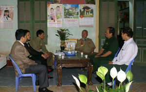 CCB Bùi Xuân Mầm (thứ 3 bên phải) kể về những kỷ niệm và quãng thời gian tham gia chiến đấu trên đất bạn Lào.