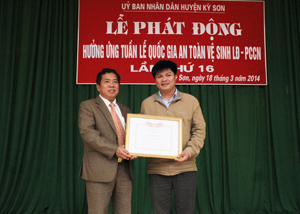 Đồng chí Nguyễn Trung Dũng, Giám đốc Sở LĐ-TB&XH trao giấy khen của Cục An toàn Lao động cho Công ty CP nước sạch Vinaconex.