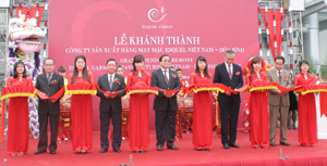 Phó Thủ tướng Chính phủ Hoàng Trung Hải và lãnh đạo tỉnh cắt băng khánh thành nhà máy sản xuất hàng may mặc Esquel tại KCN Lương Sơn.
