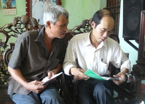 Cán bộ tín dụng Ngân hàng CSXH huyện Cao Phong kiểm tra sử dụng vốn vay của hộ vay xóm Lãi, xã Tây Phong.
