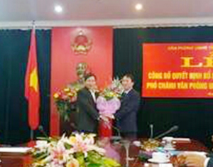 Đồng chí Bùi Văn Cửu, Phó Chủ tịch Thường trực UBND tỉnh tặng hoa chúc mừng đồng chí Nguyễn Tuấn Anh.
