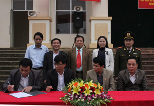 Ký cam kết đảm bảo ATVSLĐ-PCCN giữa các đơn vị, doanh nghiệp và UBND các xã, thị trấn trên địa bàn huyện Cao Phong.