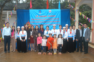 Các đại biểu cùng cô và trò trường mầm non xã Phú Lương (Lạc Sơn) tại lễ khánh thành.
