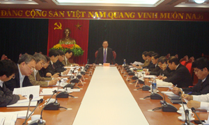 Đồng chí Bùi Văn Tỉnh, UVTƯ Đảng, Bí thư Tỉnh ủy, Chủ tịch UBND tỉnh phát biểu kết luận cuộc họp.