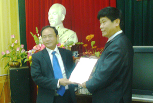 Đồng chí Nguyễn Văn Dũng, Phó chủ tịch UBND tỉnh trao quyết định bổ nhiệm chức danh Chủ tịch Liên minh HTX tỉnh cho đồng chí Trần Văn Thành.