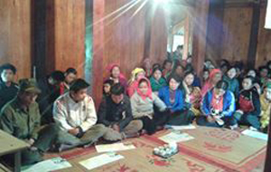 Nhân dân xóm Khem, xã Đoàn Kết (Đà Bắc) tham gia buổi tư vấn pháp luật do Trung tâm Trợ giúp pháp lý nhà nước tỉnh tổ chức.