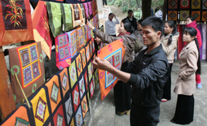 Sản phẩm du lịch cộng đồng duy trì ở bản Lác, xã Chiềng Châu  (Mai Châu) thu hút khách trong và ngoài nước.