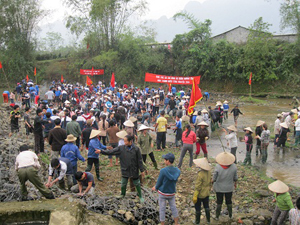 ĐV-TN huyện Kim Bôi tham gia đắp đập tại xã Kim Bình thiết thực hưởng ứng Tháng thanh niên.