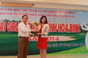 Đồng chí Nguyễn Văn Quang, Phó Bí thư TT Tỉnh uỷ, Chủ tịch HĐND tỉnh trao cúp vô địch cho VĐV Nguyễn Thu Hương (vô địch mùa giải năm 2014).

