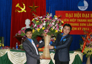Đồng chí Hoàng Xuân Giao, Phó Bí thư Tỉnh đoàn, Chủ tịch Hội LHTN tỉnh tặng hoa chúc mừng Đại hội.