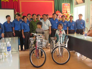 Hội Khuyến học huyện đã đa dạng các hình thức hỗ trợ, giúp đỡ học sinh có hoàn cảnh khó khăn vươn lên trong học tập. ảnh: ĐV-TN huyện Lương Sơn trao tặng xe đạp cho học sinh nghèo vượt khó xã Long Sơn.