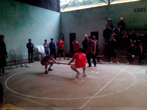Một trận thi đấu tại giải bắn nỏ - kéo co - đẩy gậy huyện Đà Bắc năm 2014

