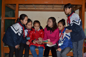 Cô giáo Nguyễn Thị Thu Dung, Phó Chủ tịch CĐ trường PTDTNT huyện Cao Phong thường xuyên kiểm tra việc học tập, nơi ăn, nghỉ của học sinh nội trú.

