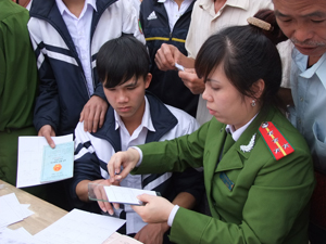 Đoàn thanh niên Công an tỉnh xuống làm chứng minh thư cho nhân dân  xã Đồng Chum Đà Bắc.
