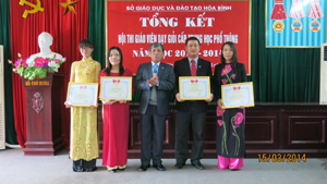 Lãnh đạo Sở GD & ĐT trao giấy khen cho 4 thí sinh đạt giải nhất tại hội thi giáo viên dạy giỏi cấp tỉnh bậc THPT năm học 2013 – 2014

