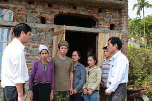 Đại diện cấp uỷ, chính quyền xã, thôn thăm hỏi thân nhân gia đình nạn nhân Bùi Văn Thảo (xóm Suối Con, xã Kim Bôi, huyện Kim Bôi).

