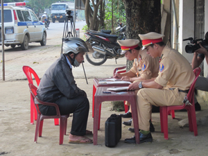Cán bộ, chiến sỹ Phòng CSGT, Công an tỉnh tiến hành lập biên bản đối tương vi phạm các quy định khi điều khiển phương tiện tham gia giao thông tại thị trấn Cao Phong, huyện Cao Phong. 

