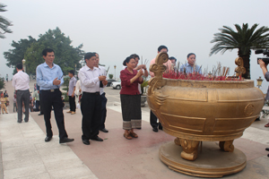 Đoàn đại biểu cấp cao tỉnh Hủa Phăn dâng hương tại Tượng đài Bác Hồ.