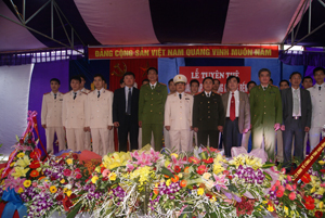 Lãnh đạo Công an tỉnh, huyện Lương Sơn và cán bộ, chiến sỹ Đồn Công an Chợ Bến ra mắt ngày thành lập.