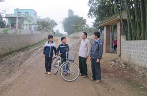 Nhờ phong trào hiến đất xây dựng công trình phúc lợi, con đường trục chính xóm Chông, xã Đông Lai (Tân Lạc) đã được mở rộng 7m, chiều dài trên 3 km, đáp ứng nhu cầu đi lại của người dân.

