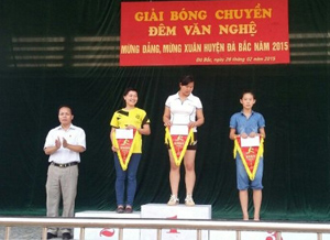 BTC trao thưởng cho các đội đạt giải nội dung bóng chuyền nữ.