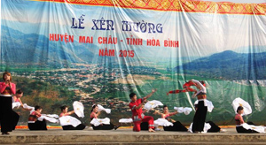 Một tiết mục văn nghệ đặc sắc biểu diễn trong Lễ Xên Mường huyện Mai Châu năm 2015.