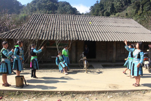Thiếu nữ Mông xã Hang Kia (Mai Châu) chơi ném pao trong ngày Tết.
