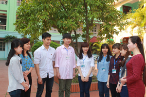 Lãnh đạo trường THPT chuyên Hoàng Văn Thụ trò chuyện cùng cô, trò đội tuyển lịch sử vừa đạt được thành tích xuất sắc tại kỳ thi học sinh giỏi quốc gia năm 2015./.

