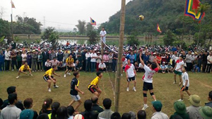 Đông đảo người dân địa phương tham gia thi đấu, cổ vũ giao lưu bóng chuyền tại lễ hội đình Thượng, đình Trung.