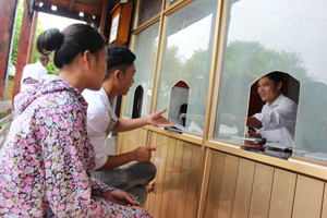 Bộ phận “một cửa” xã Phú Cường (Tân Lạc) nâng cao chất lượng phục vụ nhân dân. Ảnh: B.Minh

