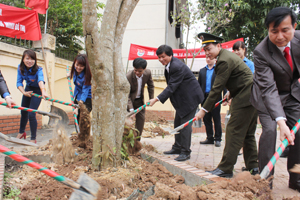 Đồng chí Trần Đăng Ninh, Phó Bí thư TT Tỉnh ủy và lãnh đạo huyện Kỳ Sơn, cùng ĐV-TN tham gia trồng cây tại Nhà văn hóa huyện Kỳ Sơn.

 

