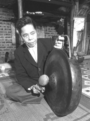 Nghệ nhân Bùi Thanh Mẻo bên chiếc chiêng gắn bó với ông từ nhiều năm nay.