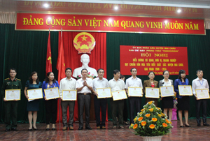 Lãnh đạo UBND huyện Mai Châu trao giấy khen của UBND huyện 
cho các tập thể đạt chuẩn văn hoá tiêu biểu 5 năm, giai đoạn 2009  - 2014.

