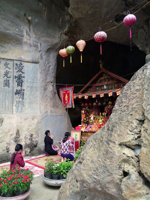 Người dân địa phương đến với lễ hội Chùa Hang – Hang Chùa năm 2014

 
