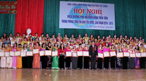 Đại diện lãnh đạo Hội LHPN tỉnh và huyện Kỳ Sơn trao giấy khen và vòng nguyệt quế cho các tập thể, cá nhân phụ nữ điển hình tiên tiến giai đoạn 2010-2015.