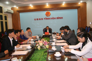 Đồng chí Bùi Văn Khánh, Phó Chủ tịch UBND tỉnh cùng lãnh đạo các sở, ngành tham dự hội nghị trực tuyến. 


