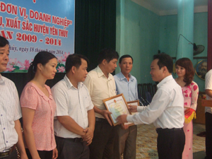 Lãnh đạo UBND huyện Yên Thuỷ trao giấy khen cho các cơ quan, đơn vị, doanh nghiệp đạt văn hoá 5 năm giai đoạn 2009- 2014.

