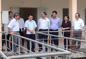 Đồng chí Nguyễn Tiến Sinh (người đứng đầu bên trái), Phó Trưởng Đoàn ĐBQH tỉnh giám sát việc thực hiện chính sách pháp luật tại Công ty TNHH MTV nước sạch Hòa Bình. Ảnh: PV

