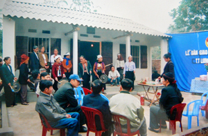 Từ nguồn quỹ “Vì người nghèo”, năm 2014, huyện Lương Sơn đã hỗ trợ sửa chữa, nâng cấp xây mới 32 nhà đại đoàn kết cho hộ nghèo. ảnh: MTTQ, các ngành, đoàn thể và nhân dân bàn giao nhà đại đoàn kết cho hộ nghèo tại thị trấn Lương Sơn.