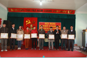 Lãnh đạo UBND xã Yên Quang khen thưởng các tập thể, cá nhân có thành tích xuất sắc trong phong trào thi đua, giai đoạn 2010- 2014.

