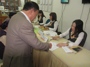 Điểm Bưu điện phường Phương Lâm, TPHB thực hiện tốt việc chi trả trợ cấp xã hội cho khách hàng