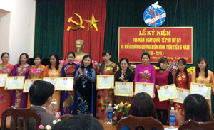Đại diện lãnh đạo huyện Lạc Thủy tặng giấy khen cho các tập thể, cá nhân xuất sắc.

