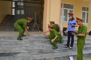 Kiểm sát viên Viện KSND huyện Yên Thủy phối hợp với Công an huyện khám nghiệm hiện trường vụ án phục vụ công tác kiểm sát điều tra, truy tố xét xử án hình sự.
