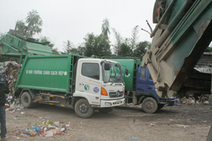Mỗi ngày khu xử lý rác Lương Sơn tiếp nhận 40 tấn rác thải sinh hoạt của TP Hòa Binh.

