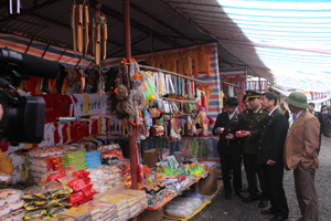 Đoàn kiểm tra, nhắc nhở các chủ của hàng buôn bán tại khu du lịch chùa Tiên. 

 

