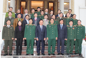 Lãnh đạo tỉnh chụp ảnh lưu niệm với các đồng chí sĩ quan cấp Tướng tại buổi gặp mặt.

