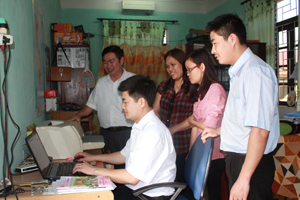 Cán bộ, giảng viên Trung tâm Bồi dưỡng chính trị huyện Tân Lạc 

thường xuyên trao đổi, rút kinh nghiệm nhằm không ngừng 

nâng cao chất lượng hoạt động.

